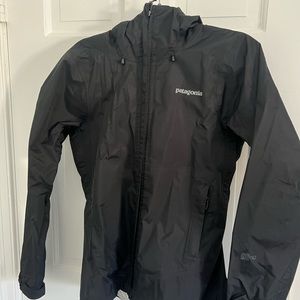 Patagonia black women’s raincoat